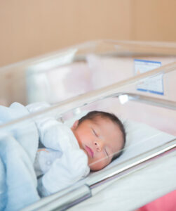 bebe recien nacido duerme cuna hospital ropa recien nacido 140725 266