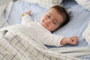 bebe sonriente acostado cama 1139 14