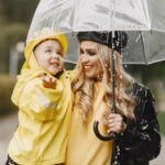 familia parque lluvioso nino impermeables amarillos mujer abrigo negro 1157 41728