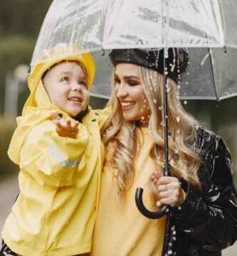 familia parque lluvioso nino impermeables amarillos mujer abrigo negro 1157 41728