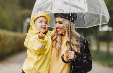 familia parque lluvioso nino impermeables amarillos mujer abrigo negro 1157 41728